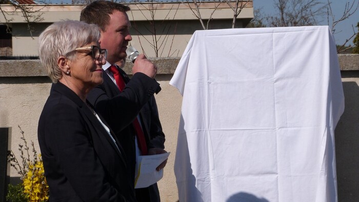 Landtagsabgeordnete Doris Prohaska mit Bürgermeister Thomas Stoiber würdigten Pollak.