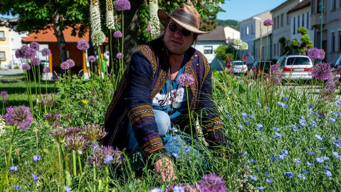Wolf Stockinger in einem seiner Beete in Neusiedl.
