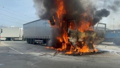 Der brennende Lkw auf der Parkplatz