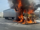 Der brennende Lkw auf der Parkplatz