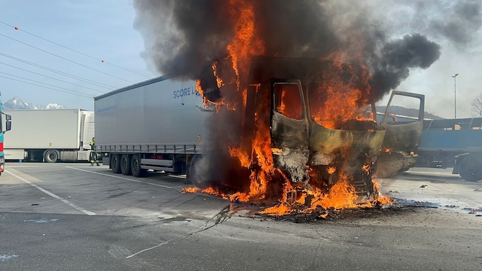 Der brennende Lkw auf der Parkplatz
