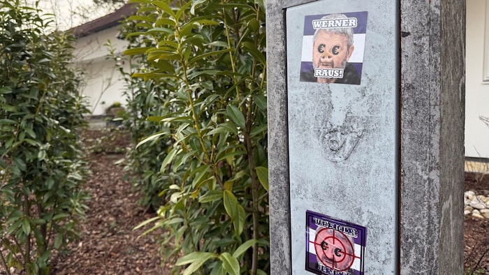 Die Fans brachten Aufkleber mit „Werner Raus!“ an.