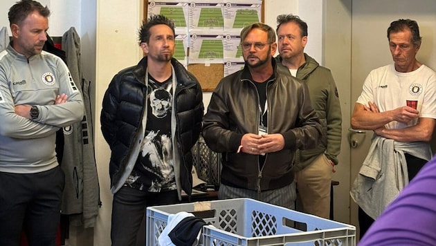 Helmut Kaltenegger (Dritter von links) sprach in der Austria-Kabine.