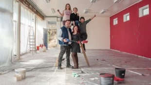 Natascha Huber mit Ehemann Martin und drei ihrer vier Kinder: gemeinsam wird das angemietete ...