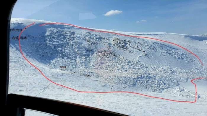 Die Ausmaße der Lawine. Im Bild sind auch die Bergretter zu sehen.