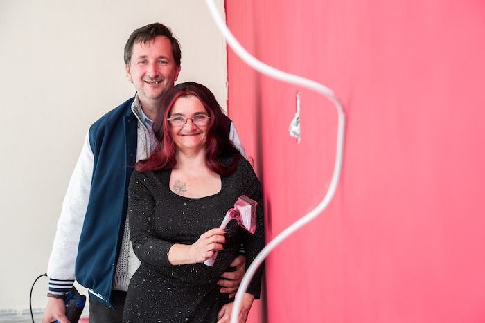 Natascha Huber und ihr Mann Martin renovieren fast alles selbst. Jeder, der mithelfen möchte, ...