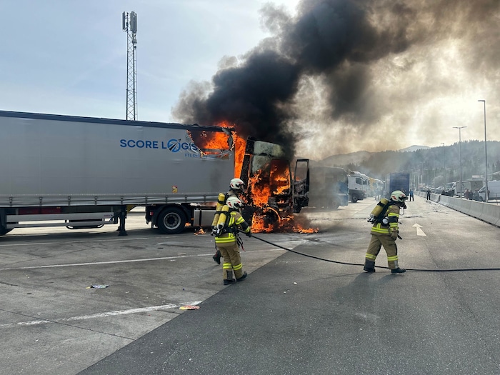 Die Feuerwehr bei den Löscharbeiten
