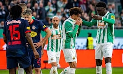 Janis Antiste (2. v. re.) erzielte das Goldtor für Rapid.