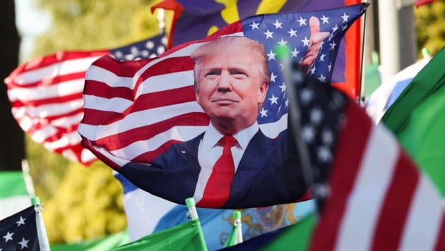 Eine Flagge mit dem Gesicht des US-Präsidenten Donald Trump
