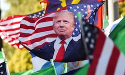 Eine Flagge mit dem Gesicht des US-Präsidenten Donald Trump