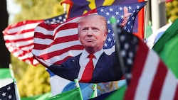 Eine Flagge mit dem Gesicht des US-Präsidenten Donald Trump