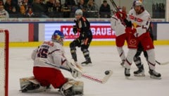 Für Atte Tolvanen (Tor) und die Eisbullen geht‘s in die heiße Phase.