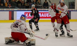 Für Atte Tolvanen (Tor) und die Eisbullen geht‘s in die heiße Phase.