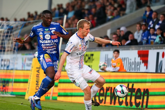 Diarra (li.) foult Cvetko (re.), doch nicht einmal dar VAR sah das.