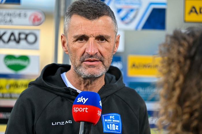 Der gläubige Blau-Weiß-Trainer Michael Köllner war bedient.