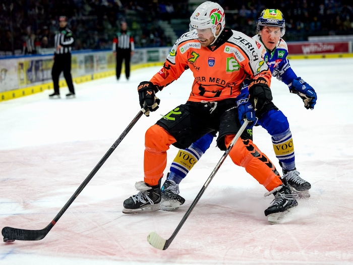 VSV-Kapitän Philipp Lindner (re.) im Zweikampf mit Ex-Kollege Chris Collins.