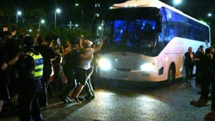 200 Demonstranten versuchten, den Bus zu stoppen. 