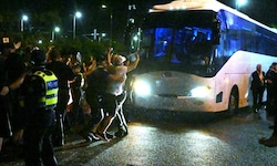 200 Demonstranten versuchten, den Bus zu stoppen. 