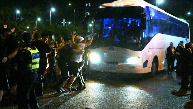 200 Demonstranten versuchten, den Bus zu stoppen.