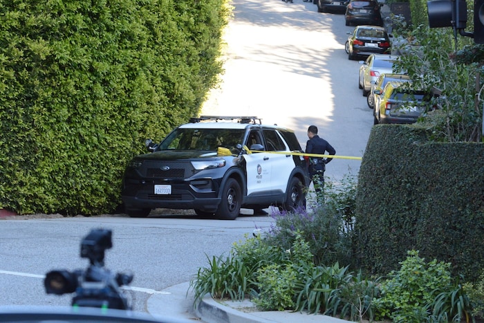 Nach den Schüssen auf Rihannas Villa sperrte die Polizei am Sonntag die Umgebung ab.