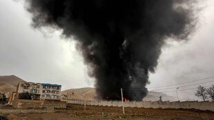 Eine brennende Erdölraffinerie im Nordwesten des Iran