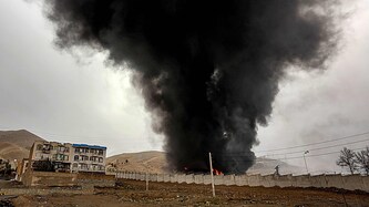 Eine brennende Erdölraffinerie im Nordwesten des Iran