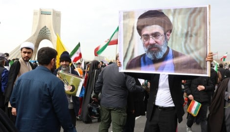 Mojtaba Khameneis Bedürfnis, sich die Beine zu vertreten, soll ihm das Leben gerettet haben.