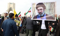 Mojtaba Khameneis Bedürfnis, sich die Beine zu vertreten, soll ihm das Leben gerettet haben.