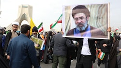 Mojtaba Khameneis Bedürfnis, sich die Beine zu vertreten, soll ihm das Leben gerettet haben.