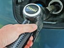 Tanken ist ein teurer „Spaß“. Viele sind aber auf das Auto angewiesen.