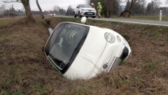 Das Unfallauto war regelrecht im Graben eingebettet.