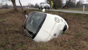 Das Unfallauto war regelrecht im Graben eingebettet.