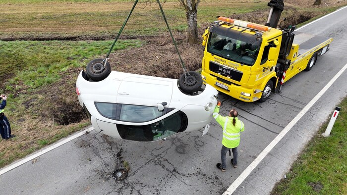 Mittels eines Kranes wurde das Auto geborgen.