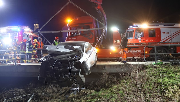 Der Wagen des Unfallgegners landete im Bach.