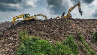 In Indonesien starben mindestens fünf Menschen durch eine Mülllawine.