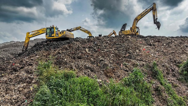 In Indonesien starben mindestens fünf Menschen durch eine Mülllawine.