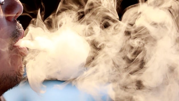 Ein 18-Jähriger in Bayern kollabierte, nachdem ihm ein Fremder am Bahnhof eine Vape angeboten ...