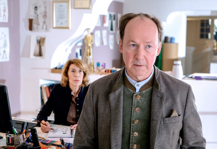 Im Trachtengeschäft wie auch im gemeinsamen Ehebett läuft es mau zwischen Copnstanze und ihrem ...