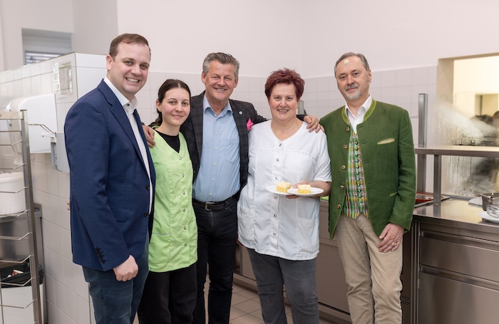 Besuch von Vizebürgermeister Patrick Jonke (li.), Stadtchef Christian Scheider (2.v.l.) und ...