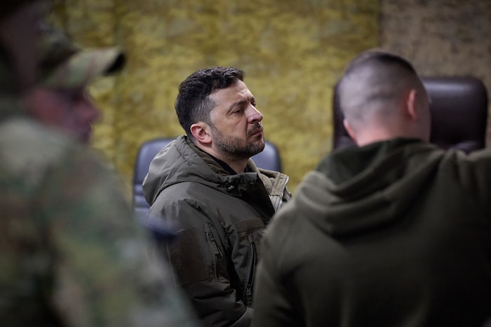 Präsident Wolodymyr Selenskyj lässt sich über die Situation an der Front in der Region Donezk ...