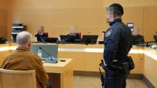 Der Angeklagte Wolfgang K, (62) nahm zum wiederholten Male vor einem Richtertisch Platz. Er ...