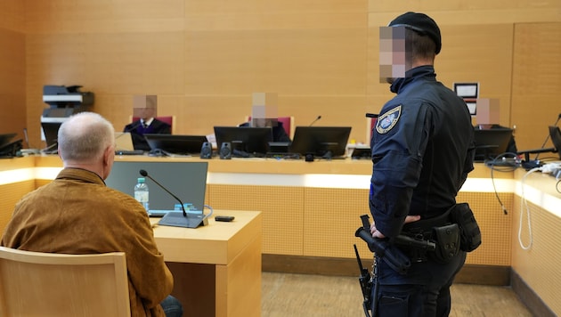 Der Angeklagte Wolfgang K, (62) nahm zum wiederholten Male vor einem Richtertisch Platz. Er ...