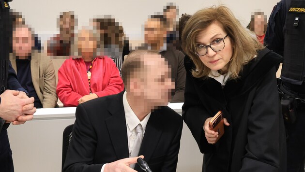 The accused Viennese man and his defense attorney Astrid Wagner.