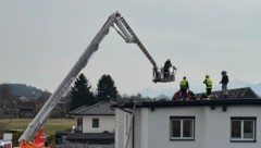 Mittels Korbtrage und Hubrettungsgerät konnte die HFW Villach den Patienten vom Hausdach heben. 