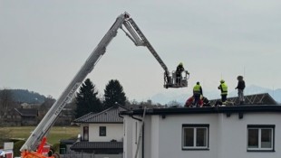 Mittels Korbtrage und Hubrettungsgerät konnte die HFW Villach den Patienten vom Hausdach heben. 