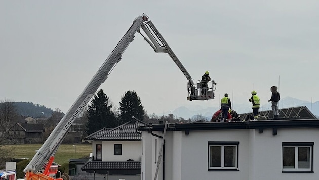 Mittels Korbtrage und Hubrettungsgerät konnte die HFW Villach den Patienten vom Hausdach heben.