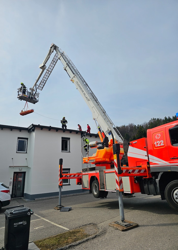 Mit drei Fahrzeuegn und 12 Mann stand die HFW Villach im Einsatz.