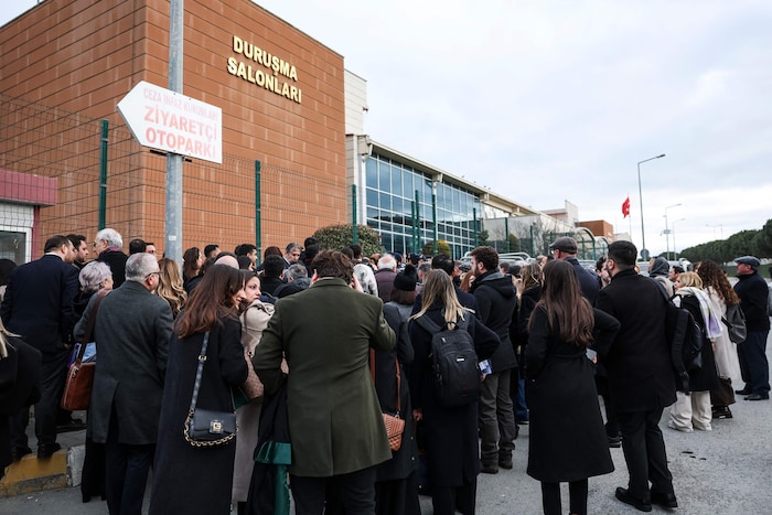 Imamoglus Unterstützer demonstrieren vor dem Marmara-Silivri-Gefängnis- und Gerichtsgebäude.
