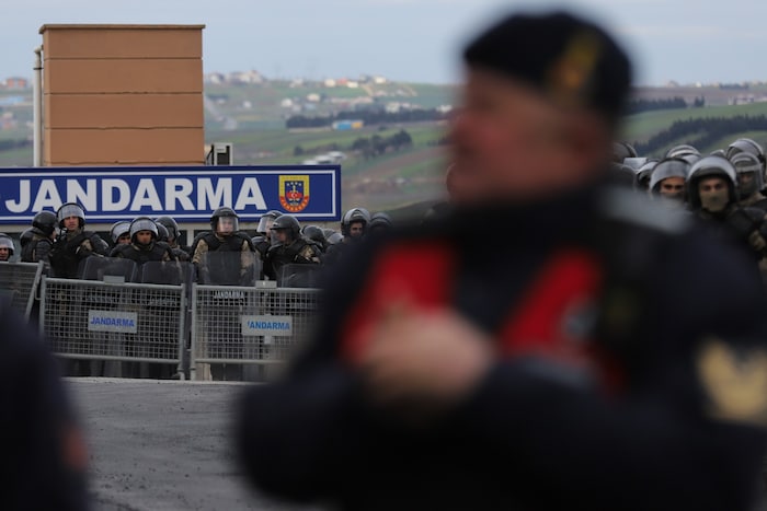 Türkische Sicherheitskräfte bewachen das Gerichtsgebäude mit einem Großaufgebot.