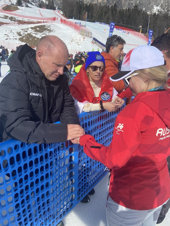 Papa Roman kühlte sofort den Daumen von Elina Stary mit Schneel